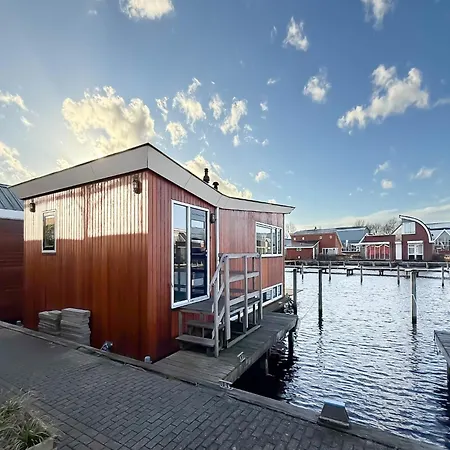 בית נופש Modern Boathouse On Uitgeest