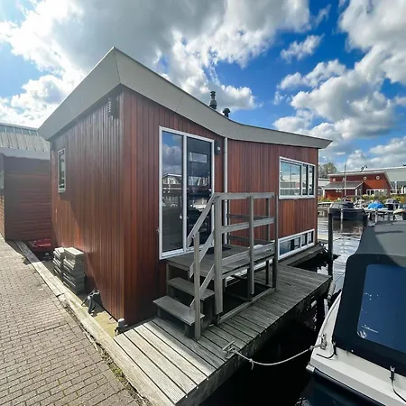 Modern Boathouse On בית נופש *
